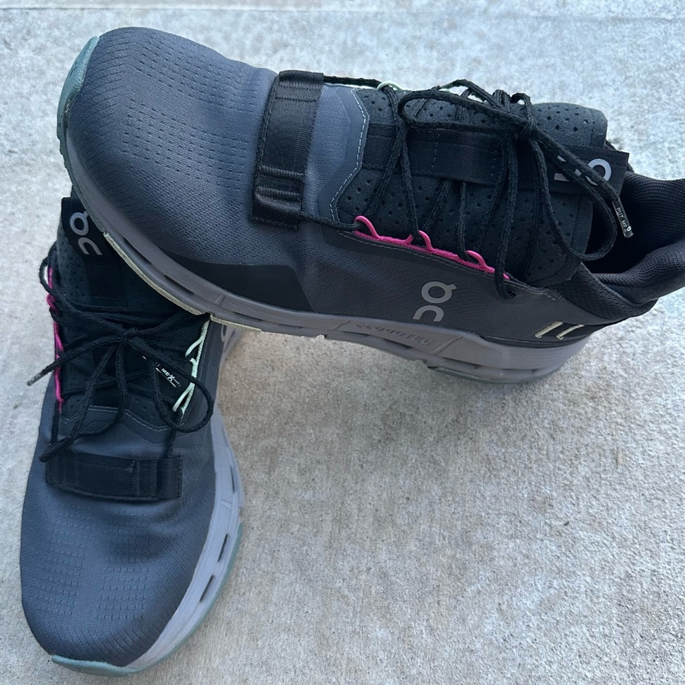 On Cloud Women's Black and Pink Athletic Shoes